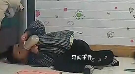 三岁宝宝在家自己冲奶粉喝 喝完还对着监控和妈妈说他把奶瓶洗干净了